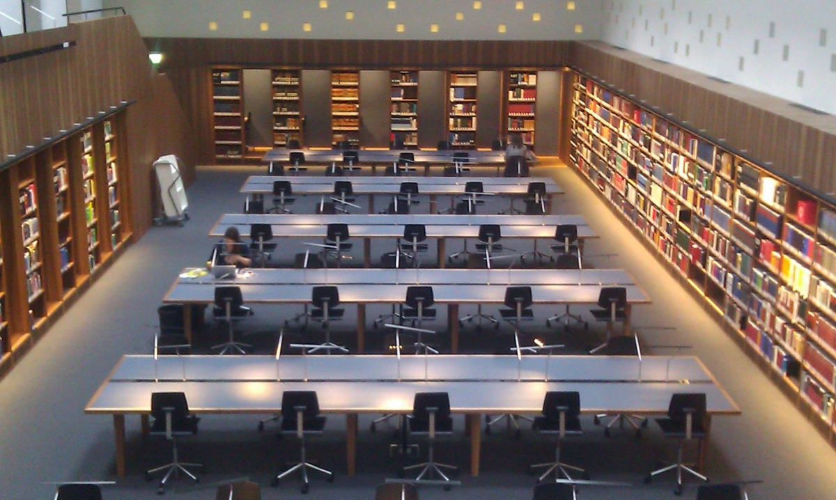 Какие залы в библиотеке. Библиотека Белинского читальный зал. Библиотека университета Берна. Читальные залы в библиотеках. Современная библиотека.