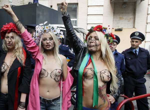 Украинские феминистки с голой грудью едут в Швейцарию! / Асоціація Європейських Журналістів