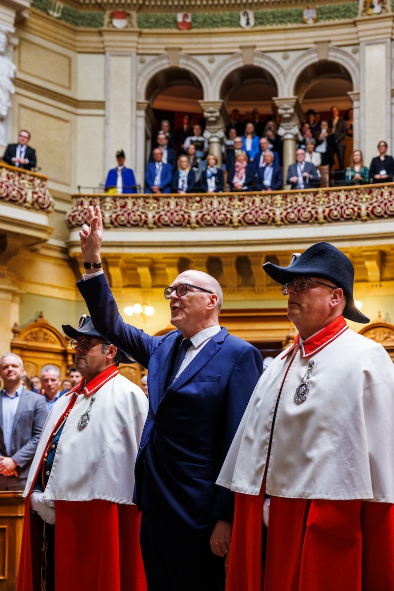 Мартин Пфистер дает присягу после избрания © Parlamentsdienste / Tim Loosli